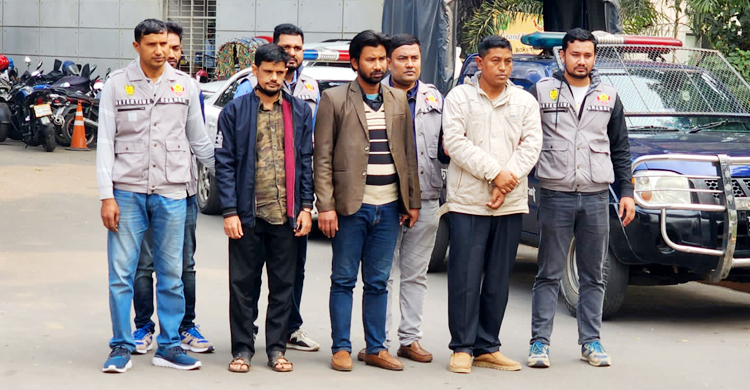 ভুয়া নিয়োগপত্র দিয়ে লাখ লাখ টাকা হাতিয়ে নেন তারা