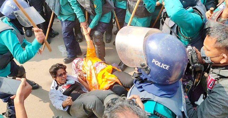 বয়সসীমা বাড়ানোর দাবিতে আন্দোলনরতদের সরিয়ে দিয়েছে পুলিশ