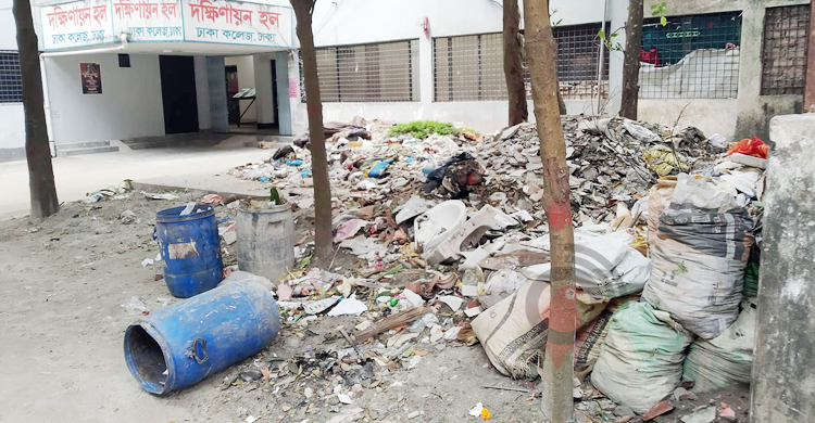ঢাকা কলেজে যত্রতত্র ময়লা-আবর্জনা, দায় নিচ্ছে না কেউই