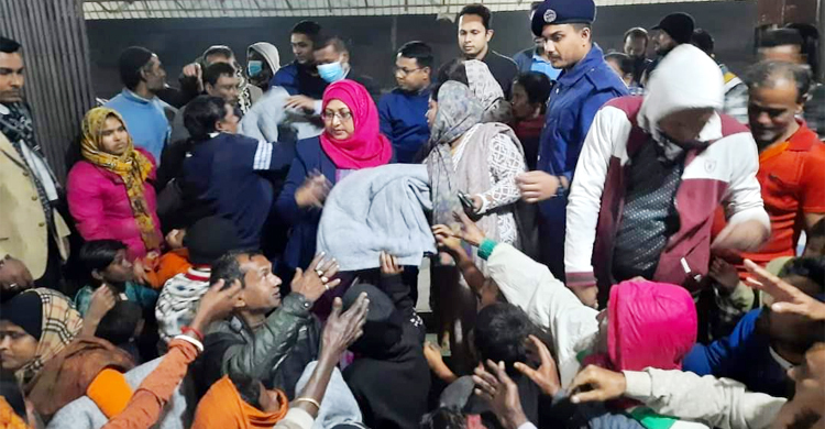 মধ্যরাতে স্টেশনে কম্বল নিয়ে হাজির ডিসি