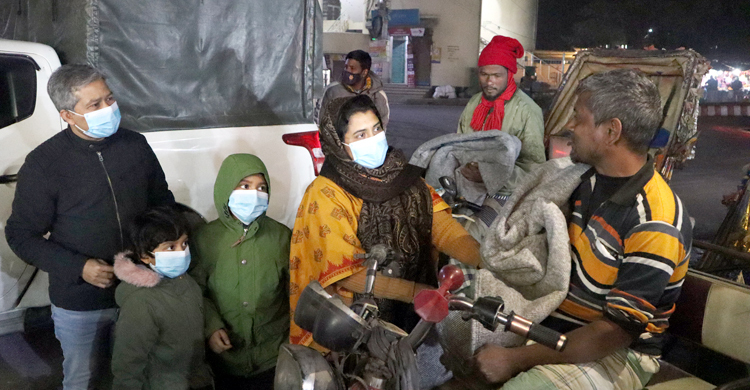 স্ত্রী-সন্তান নিয়ে রাতভর ঘুরে ঘুরে কম্বল দিলেন ডিসি