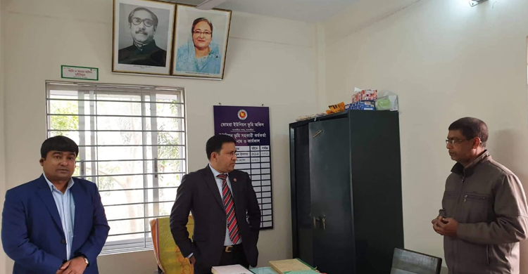 ঘুষের নালিশ পেয়ে ভূমি কর্মকর্তাকে বরখাস্ত করলেন ডিসি