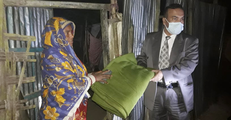 রাতের আঁধারে কম্বল নিয়ে শীতার্ত মানুষের পাশে ডিসি
