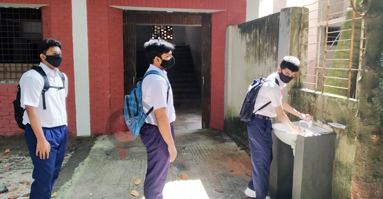 হাত ধুয়ে-মাস্ক পরে ক্লাসে ঢুকছে ল্যাবরেটরির শিক্ষার্থীরা