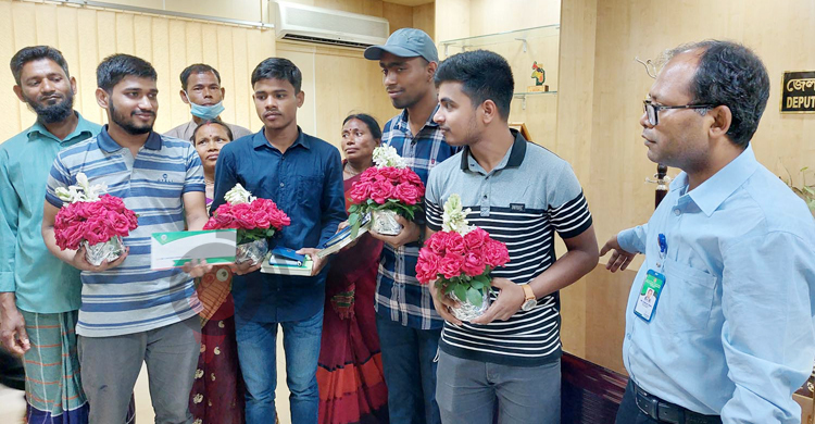 কুড়েঘর থেকে মেডিকেল জয়ী চার শিক্ষার্থীর পাশে পঞ্চগড়ের ডিসি