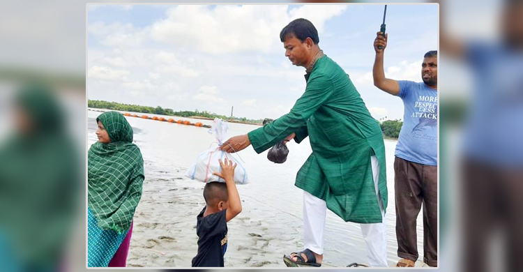 বন্যার্তদের মাঝে কোরবানির মাংস বিতরণ করলেন ডিসি