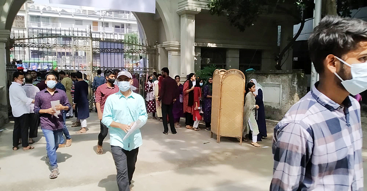 সাত কলেজে ভর্তি পরীক্ষা: কেন্দ্রে প্রবেশ করছেন শিক্ষার্থীরা