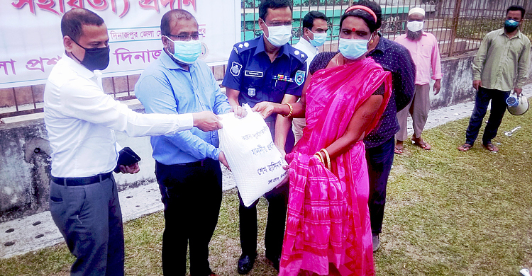 ৫০০ গৃহকর্মী ও তৃতীয় লিঙ্গের মানুষ পেলেন প্রধানমন্ত্রীর উপহার