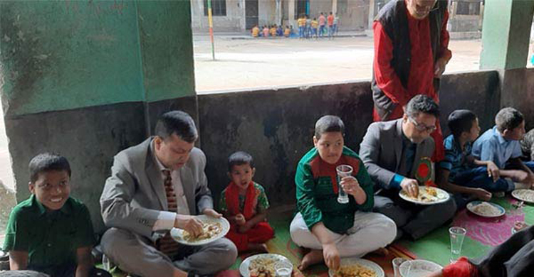 নিজের ছেলে-মেয়েকে আশ্রয়কেন্দ্রে নিয়ে গেলেন ডিসি