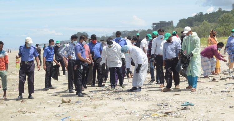 সৈকতে ভেসে আসা বর্জ্য অপসারণে নেমেছে প্রশাসন