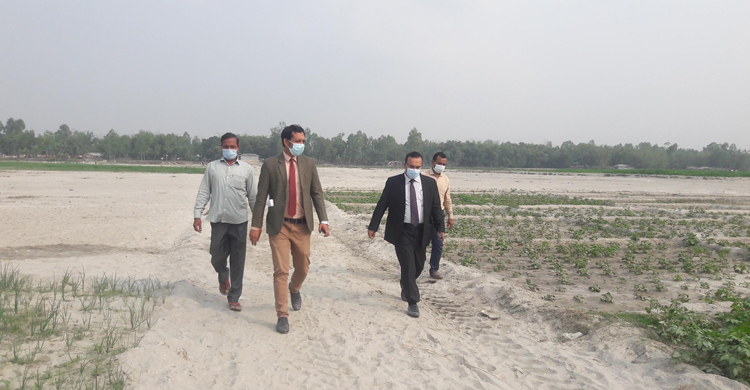 বালুচরে দশ কিলোমিটার হেঁটে চরবাসীর কাছে গেলেন ডিসি