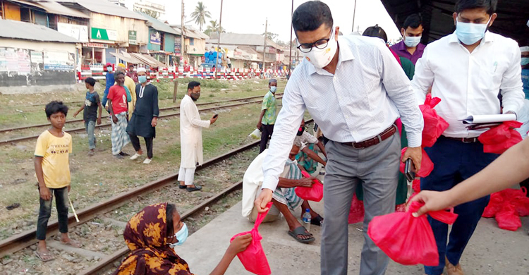 লঙ্গরখানায় ভাসমানদের ইফতারে জেলা প্রশাসক