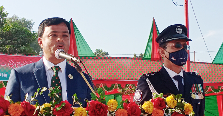বিজয় দিবসে জেলা প্রশাসকের বাণী পাঠের সময় চলে গেলো বিদ্যুৎ