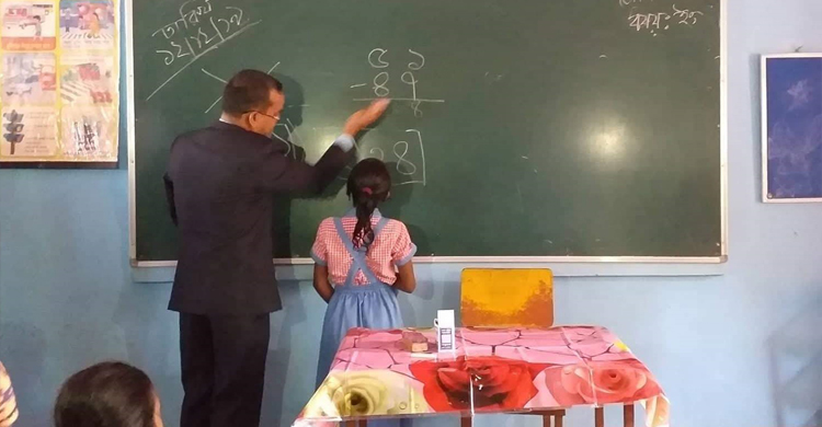 স্কুলে শিক্ষার্থীদের ক্লাস নিলেন ডিসি