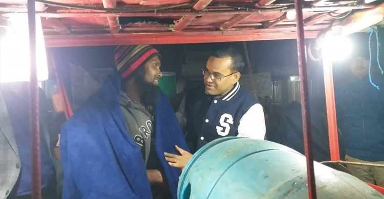 রাতে কম্বল নিয়ে অসহায়দের বাড়িতে হাজির ডিসি