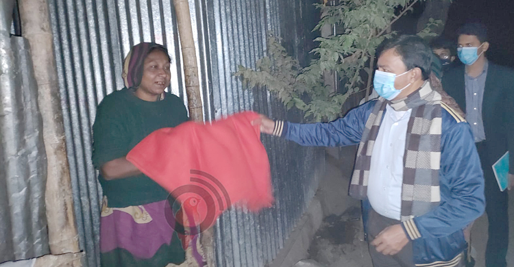 কম্বল নিয়ে রাতের আঁধারে বাড়িতে হাজির ডিসি