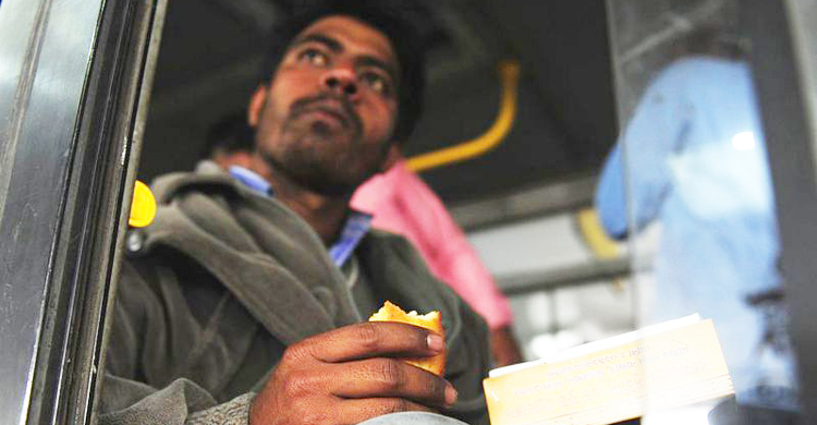 হন্যে হয়ে চাকরি খুঁজেছেন অভিবাসীদের ৭৭ ভাগ