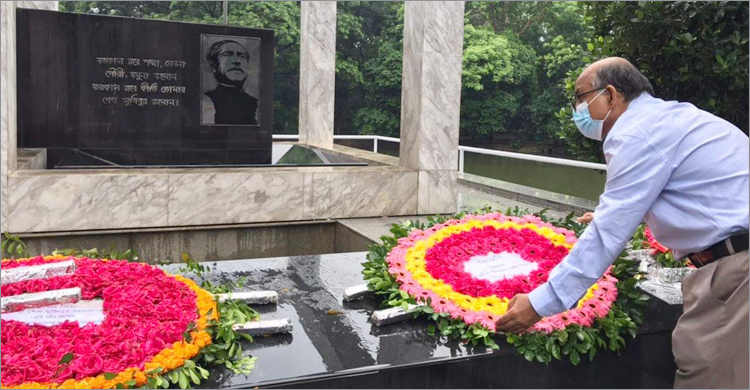 বঙ্গবন্ধুর প্রতিকৃতিতে হাবিপ্রবির নতুন উপাচার্যের শ্রদ্ধা