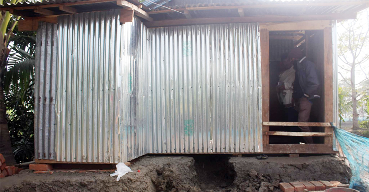 অস্ত্রের মুখে বেঁধে ইউপি সদস্যের বাড়িতে ডাকাতি