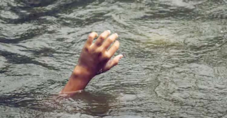 পুকুর পাড়ে খেলতে খেলতে দুই শিশুর করুণ মৃত্যু