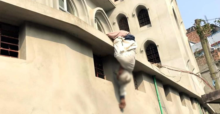 মসজিদের বাথরুমের জানালায় ঝুলছে বৃদ্ধের লাশ