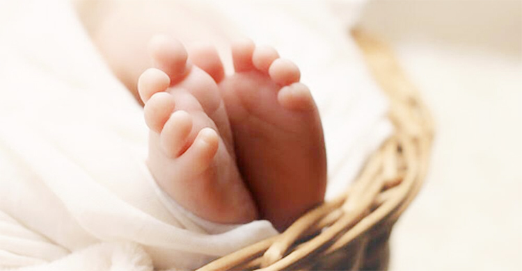 দুধের শিশুকে গলা কেটে হত্যা করলো মা