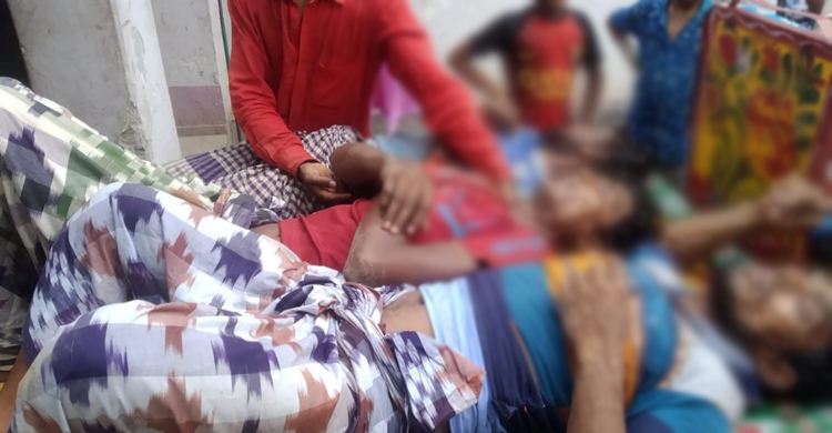 চাঁপাইনবাবগঞ্জে ধানবোঝাই ট্রাক উল্টে নিহত বেড়ে ৩