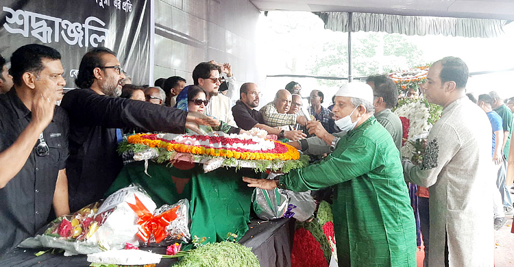 শহীদ মিনারে সর্বস্তরের মানুষের শ্রদ্ধায় সিক্ত গাফ্ফার চৌধুরী