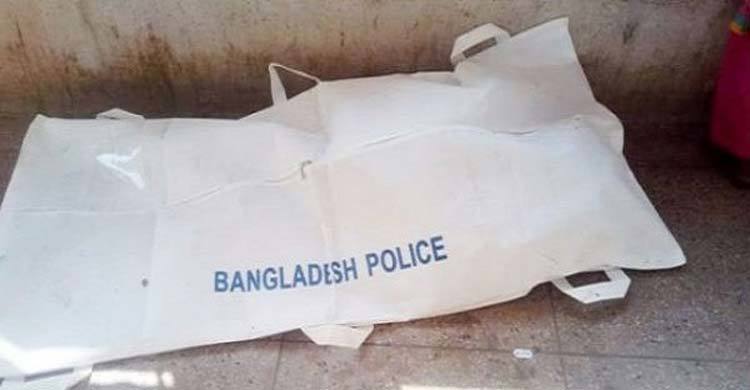 দেশে ফিরে লাথি দিয়ে স্ত্রীকে মেরে ফেললেন প্রবাসী