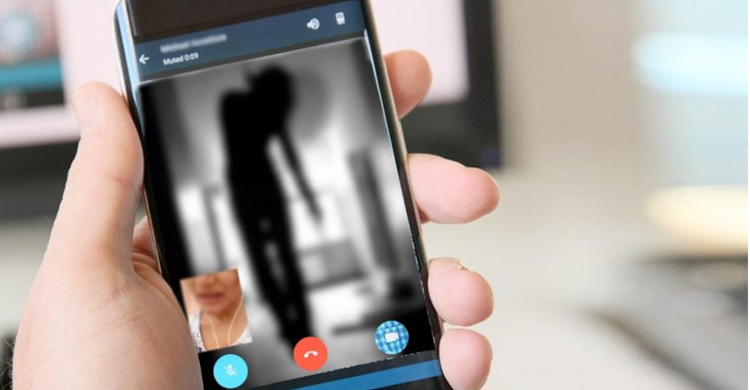 প্রেমিককে ভিডিও কলে রেখে তরুণীর গলায় ফাঁস