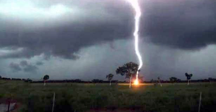 বগুড়ায় বজ্রপাতে পুড়ে গেলেন মা, বেঁচে গেল কোলের সন্তান