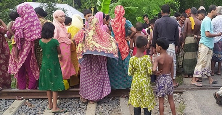 ফোনে কথা বলার সময় ট্রেনে কাটা পড়ে ইজিবাইক চালক নিহত