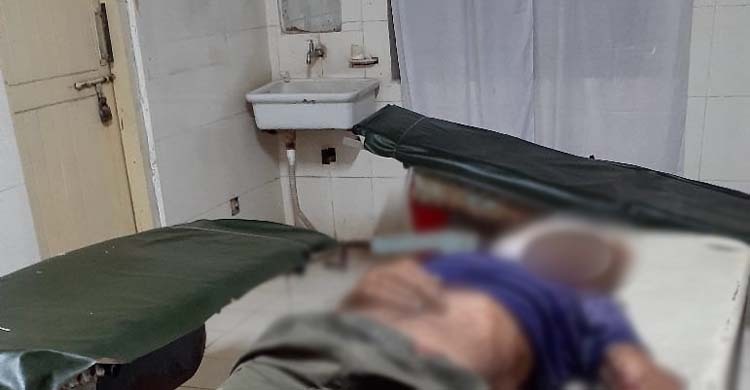 চলন্ত বাসের দরজায় থাকা হেলপারের পা বিচ্ছিন্ন হয়ে মৃত্যু