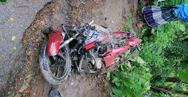 গাছের সঙ্গে মোটরসাইকেলের ধাক্কা, প্রাণ গেল দুই যুবকের