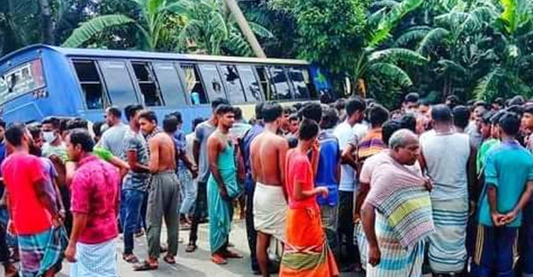 ঘাস কাটতে গিয়ে বাসচাপায় নিহত