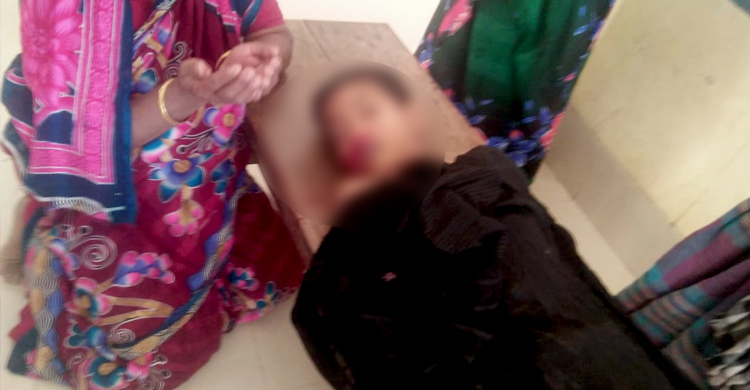 শিশুটিকে চাপা দিয়ে চলে গেল পাওয়ার ট্রিলার