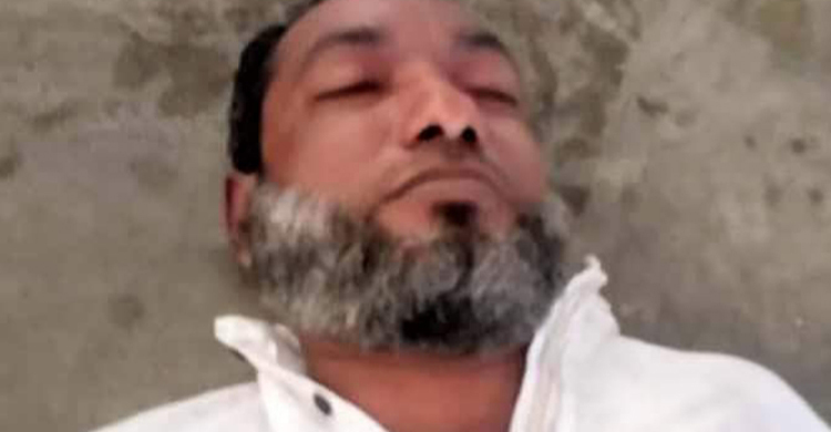 জুমার নামাজে সালাম ফিরেই মেঝেতে লুটিয়ে পড়লেন এক ব্যক্তি