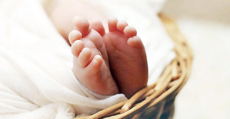 ট্রেনের ধাক্কায় মাইক্রোবাস উল্টে নবজাতকের মৃত্যু