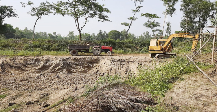 মির্জাপুরে তিনটি ড্রেজার ধ্বংস, একজনকে জরিমানা