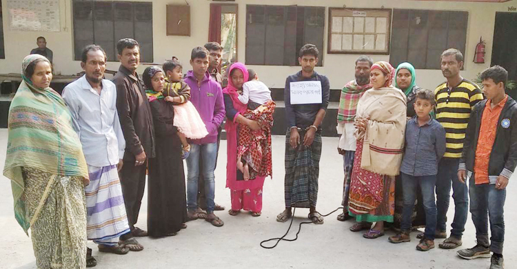 অবৈধভাবে ভারত থেকে বাংলাদেশে প্রবেশের সময় আটক ৩০