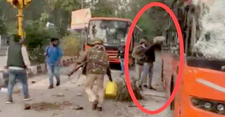 দিল্লির বিক্ষোভে বাসে আগুন দিচ্ছে পুলিশ, ভিডিও ভাইরাল