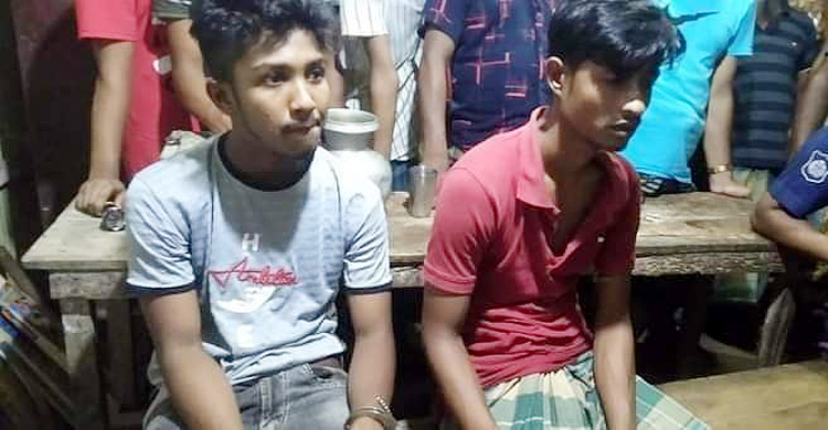 নোয়াখালীতে অস্ত্রসহ দুই তরুণ আটক