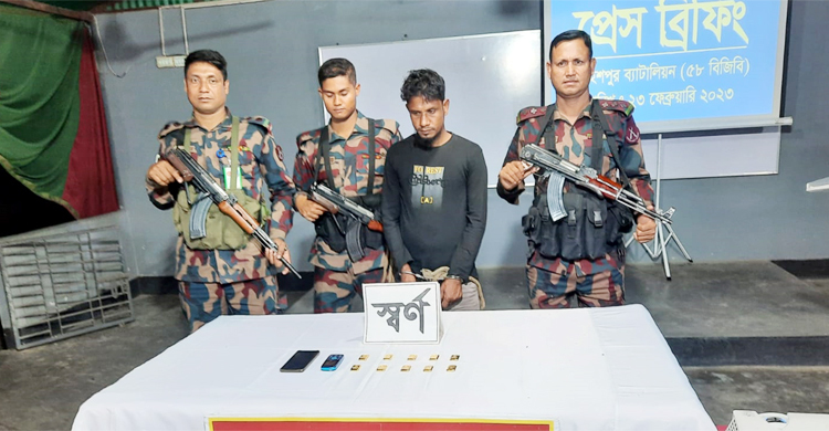 মহেশপুর সীমান্তে ১০ সোনার বারসহ কারবারি আটক