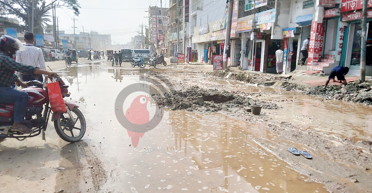 ধুলা-কাদায় নাকাল মাইজদীবাসী, বিপাকে ব্যবসায়ীরা