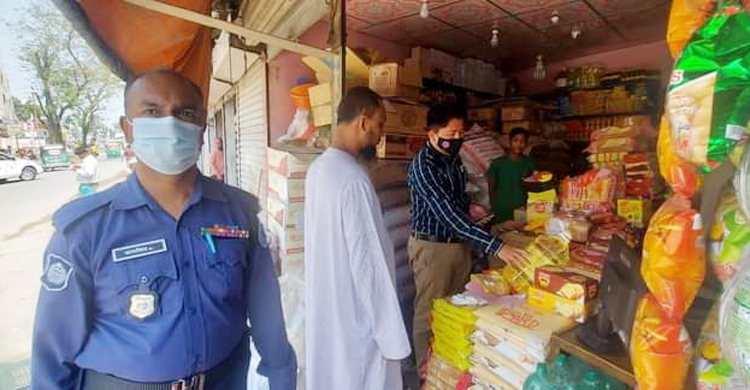 তেলের বোতলে লেখা দাম ঘষামাজা করে গুনলেন জরিমানা