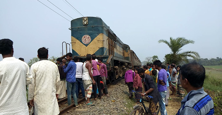 গাজীপুরে ট্রাক-ট্রেনের ইঞ্জিন বিকল, দুঘণ্টা পর সচল রেল যোগাযোগ