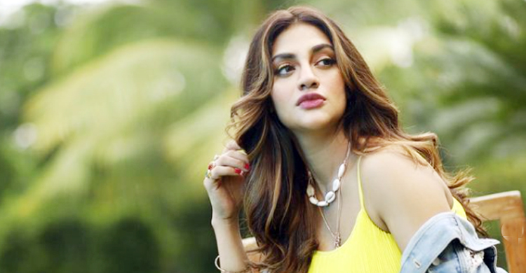 ছেলে ঈশানের এক মাস পূর্তি, কেক কেটে উদযাপন নুসরাতের