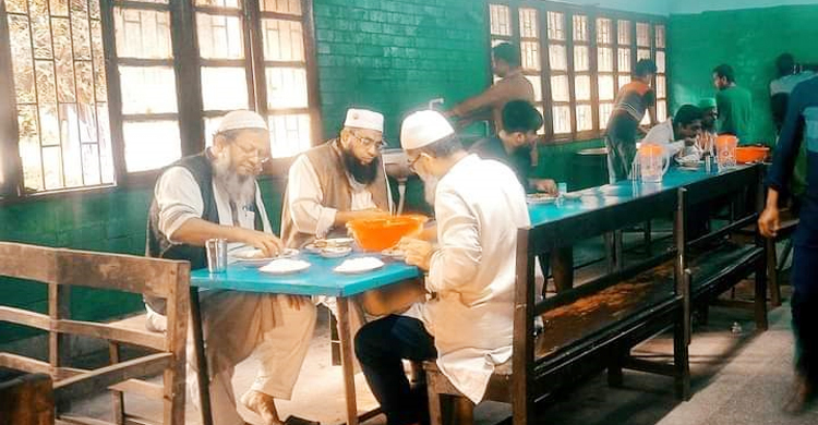 ক্যান্টিন পরিদর্শনে গিয়ে ছাত্রদের সঙ্গে খেলেন প্রভোস্ট