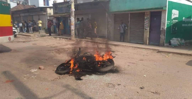 ২১ আগস্টের মিছিলে যেতে বাধা, মেম্বারের মোটরসাইকেলে আগুন