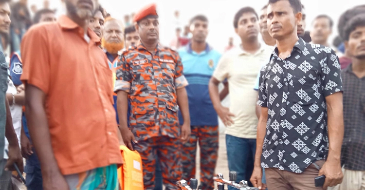 জাহাজ দেখে নৌকা থেকে নদীতে ঝাঁপ, নিখোঁজ ২